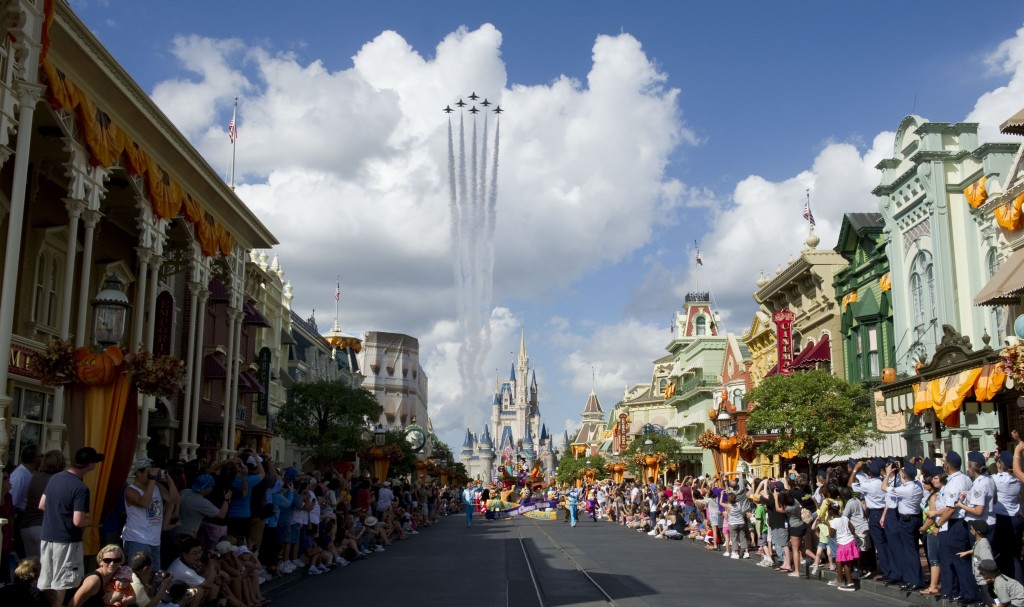 Thunderbirds dazzle Disney crowd during Air Force Week in Florida