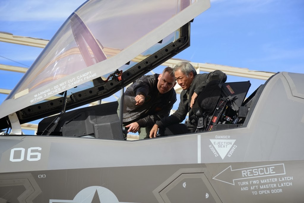 Singapore’s Defence Minister, Dr Ng Eng Hen, with the F-35B Joint Strike Fighter at Luke AFB.